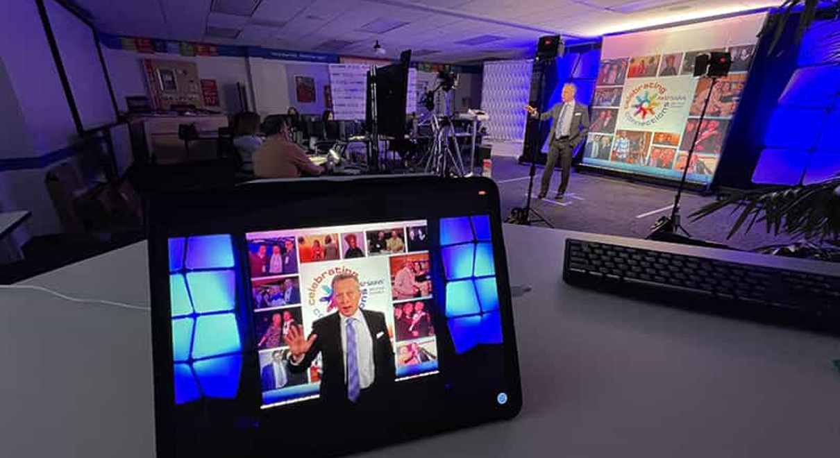 a livestream of a speaker for fastsigns