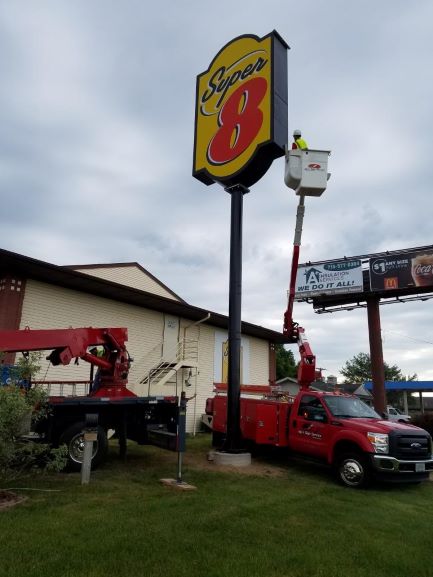 Exterior business sign for Super8
