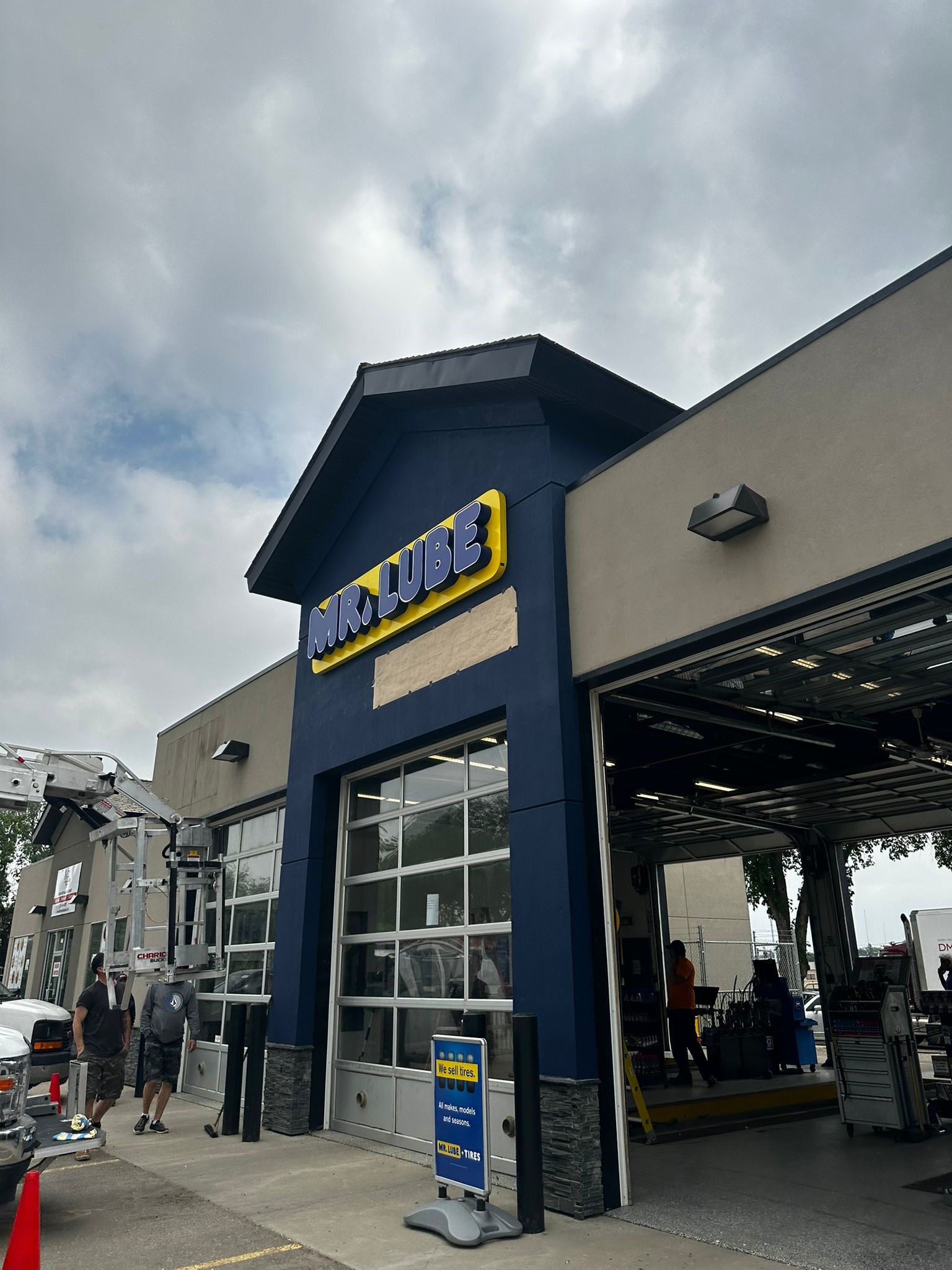 Mr Lube Exterior Signage
