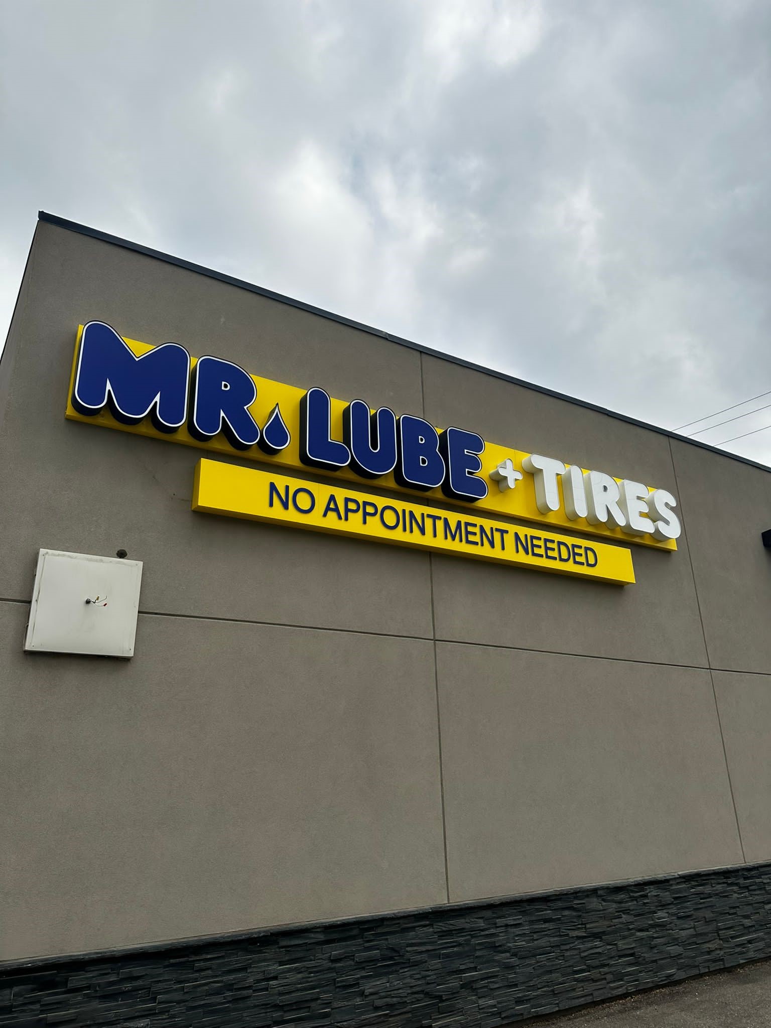 Mr Lube Exterior Signage