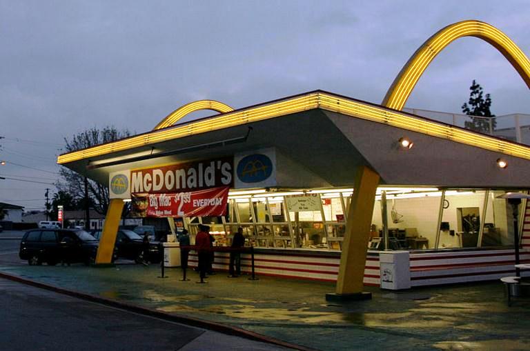 An image of an older style of McDonald's signage