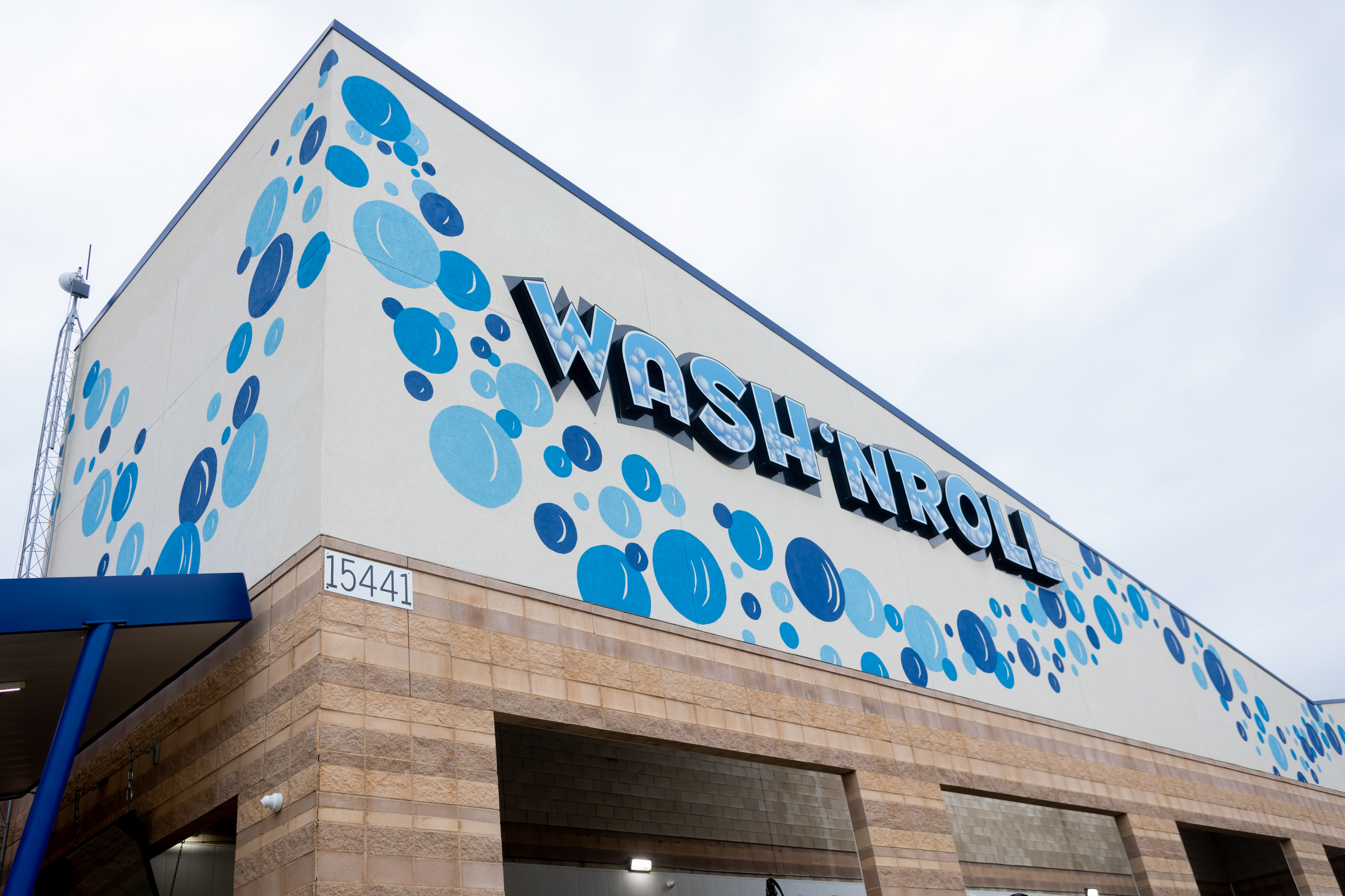 Wash N Roll building sign