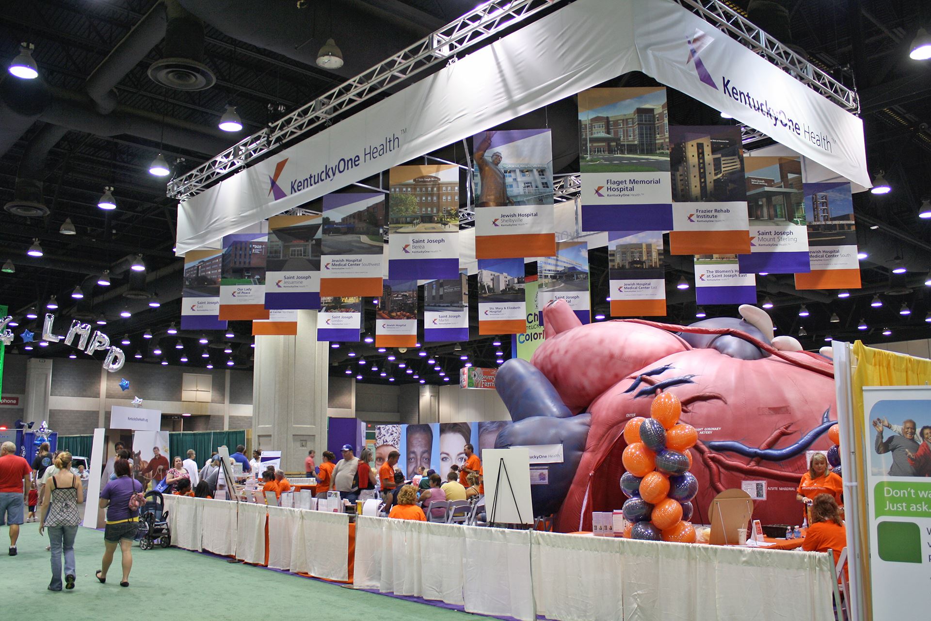 hospital-trade-show-display-big-inflatable-heart