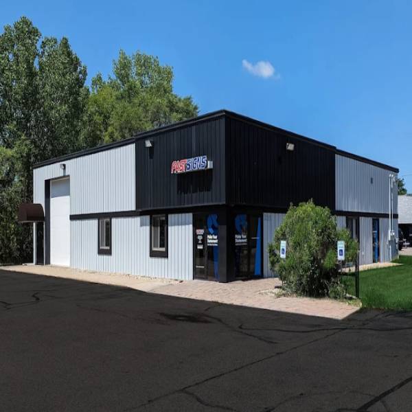 An image of the storefront of FASTSIGNS.