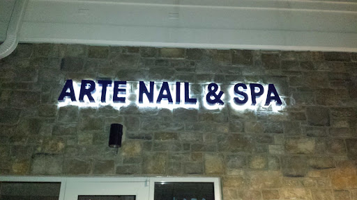 Luminous channel sign of Arte Nail & Spa