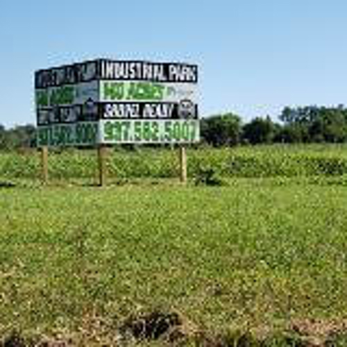 Wayfinding sign in the middle of the field
