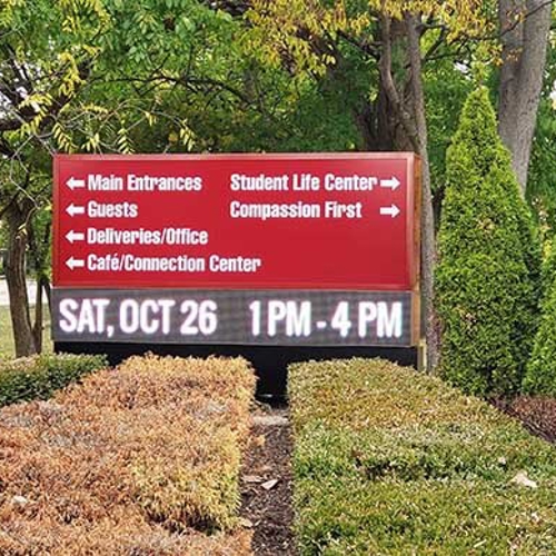 Wayfinding sign in a garden public 
